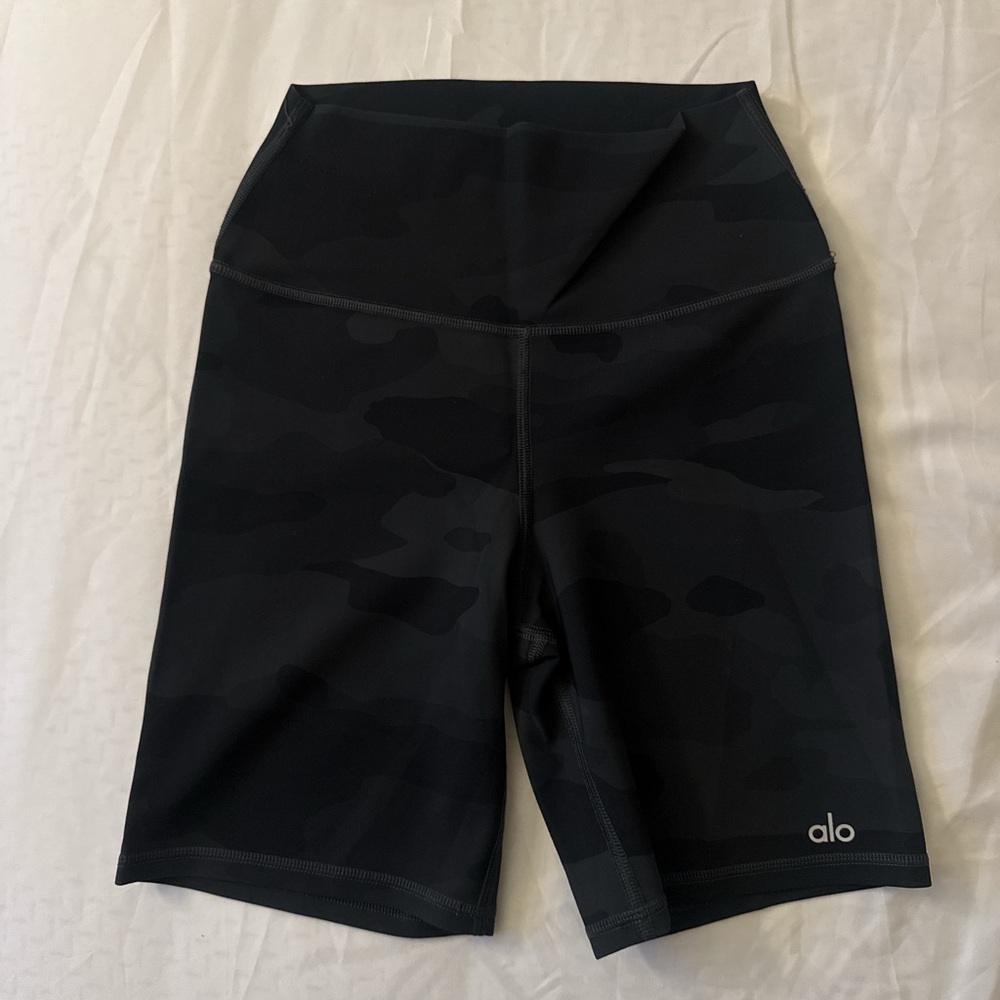 ALO Yoga Women's Camo Black Bike Shorts